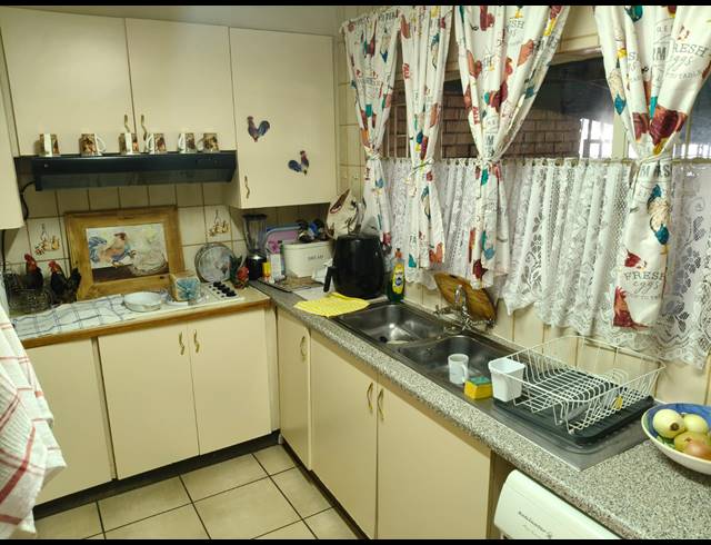 3 BEDROOM APARTMENT FOR SALE IN RUSTENBURG CENTRAL